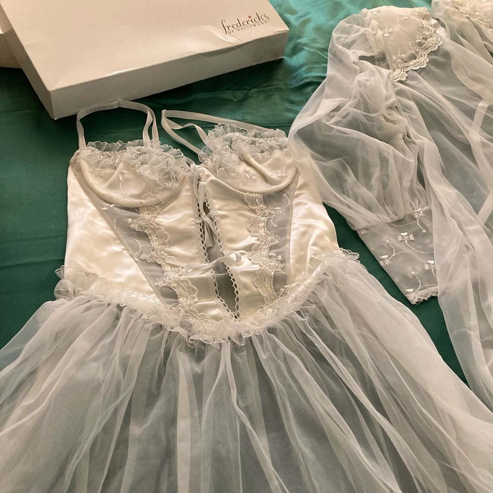 Bridal set lingerie Fredericks of Hollywood 3 pieces. White.